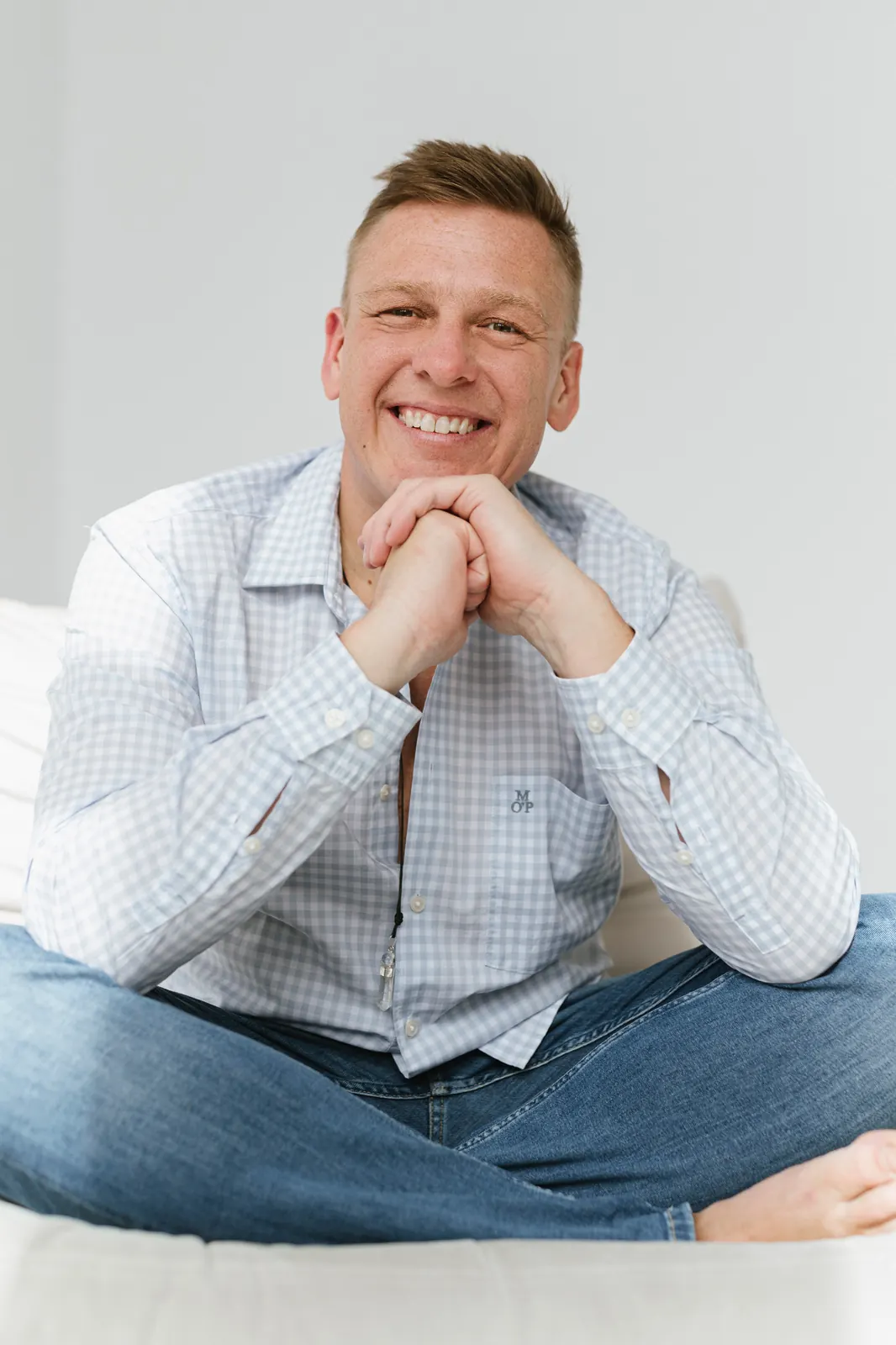 Marcin Szkolnicki w naturalnym portrecie z sesji